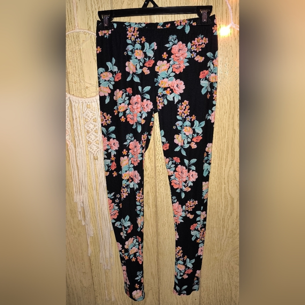 CLOSET CLOSEDOWN🚨Bobbie Brooks Buttery Soft Black Floral Leggings